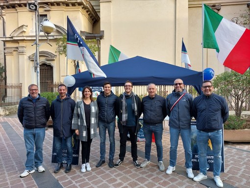 Fratelli d'Italia con il gazebo in piazza oggi