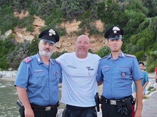 L'appuntato scelto Fabio Latanza con i colleghi della stazione di San Felice Circeo al suo arrivo dopo la traversata L'appuntato scelto Fabio Latanza con i colleghi della stazione di San Felice Circeo al suo arrivo dopo la traversata