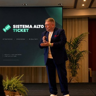 Da cameriere a 3 euro l'ora a 2,9 milioni: la storia di Gianluca, fondatore del Sistema Alto Ticket