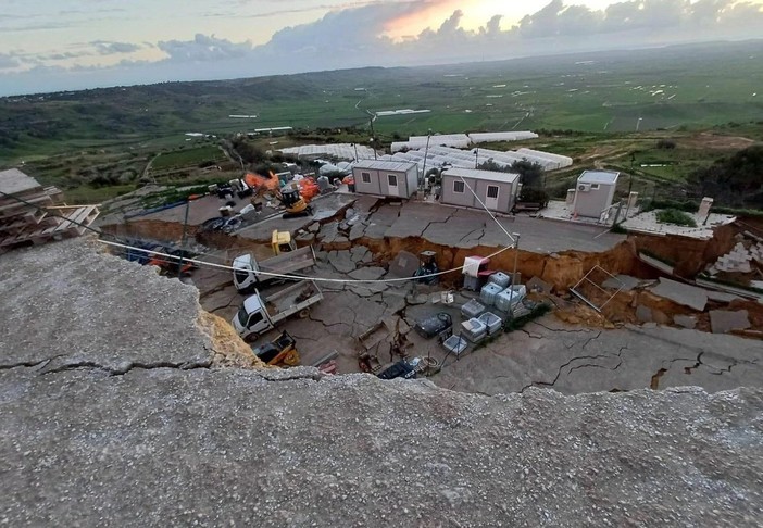 Frana a Niscemi, notte al Palasport per oltre 500 sfollati Frana a Niscemi, notte al Palasport per oltre 500 sfollati