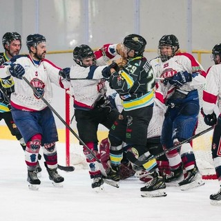 Domenica nuova adrenalina e ultime battaglie per assegnare il titolo di campioni della categoria C del campionato Libertas all'Acinque Ice Arena (foto Michele Del Re - Varese Crazy Bees)