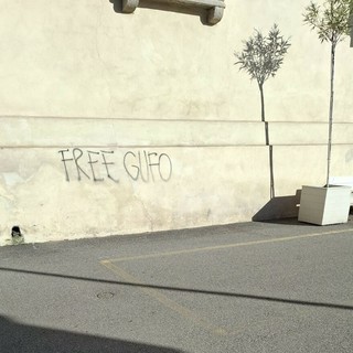 «Free Gufo». Imbrattata la chiesa vecchia di Sacconago