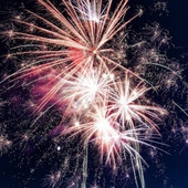 Lo spettacolo dei fuochi d'artificio è in programma sabato sera sul lago a Porto Valtravaglia Lo spettacolo dei fuochi d'artificio è in programma sabato sera sul lago a Porto Valtravaglia
