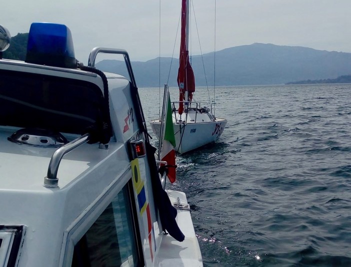 Barca alla deriva sul lago Maggiore: recuperata dalla motovedetta dei carabinieri