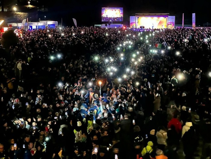 La fiaccola illumina il cuore dei varesini e di Varese La fiaccola illumina il cuore dei varesini e di Varese