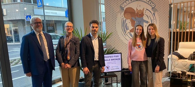 La presentazione della tre giorni di pattinaggio varesina a "Divani &amp; Divani by Natuzzi": da sinistra Paolo Tesini, Maria Donati, Matteo Cesarini, Ginevra e Giuditta Negrello