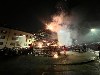 Le immagini del Falò di Sant'Antonio questa sera in piazza della Motta a Varese