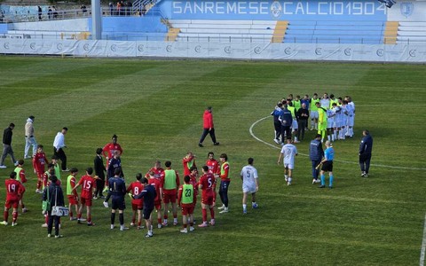 Finisce così in mezzo al campo dopo lo 0-0 odierno