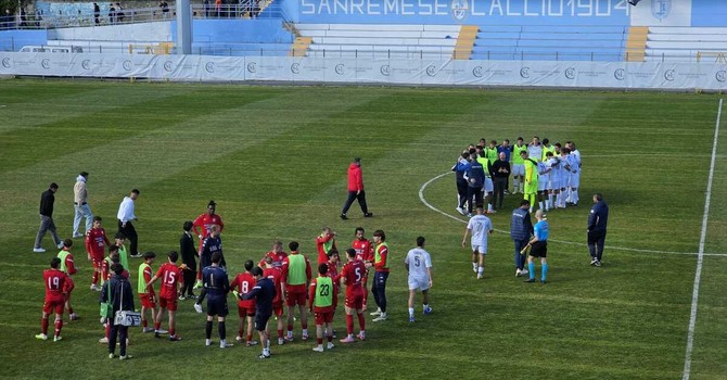 Finisce così in mezzo al campo dopo lo 0-0 odierno Finisce così in mezzo al campo dopo lo 0-0 odierno