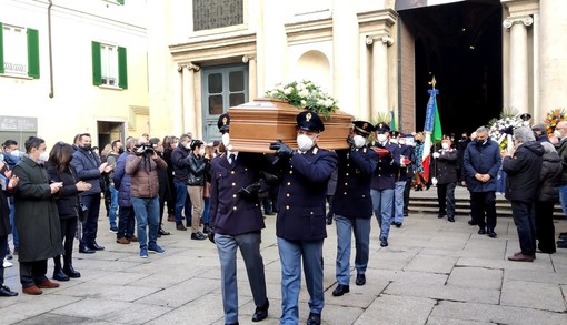 VIDEO. Varese saluta il vice questore Fabio Mondora nella Basilica di San Vittore