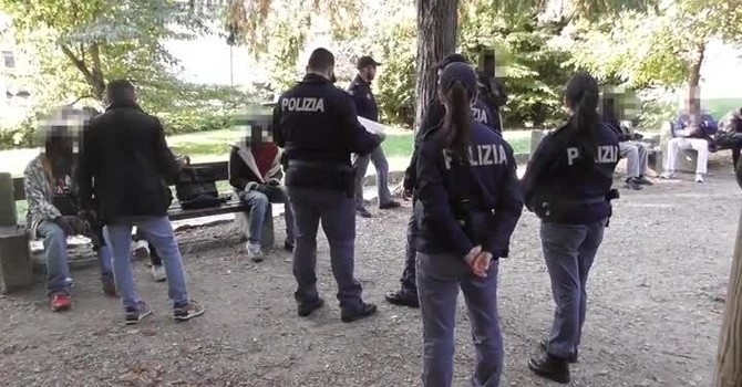 VIDEO. Varese, controlli della polizia in centro, in zona stazioni e a Villa Augusta: trovata droga VIDEO. Varese, controlli della polizia in centro, in zona stazioni e a Villa Augusta: trovata droga