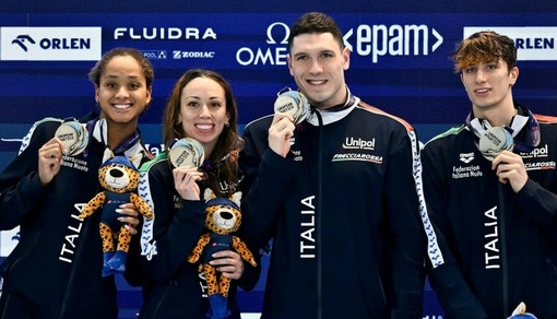 Francesco Lazzari, primo a destra, è medaglia d'oro europea (foto di Federnuoto)