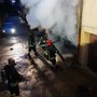 Incendio all'alba a Cairate: i vigili del fuoco portano in salvo una persona disabile