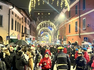 Le immagini del Falò di Sant'Antonio questa sera in piazza della Motta a Varese