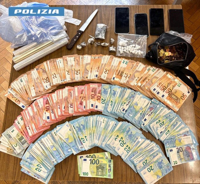 Il materiale sequestrato dalla polizia
