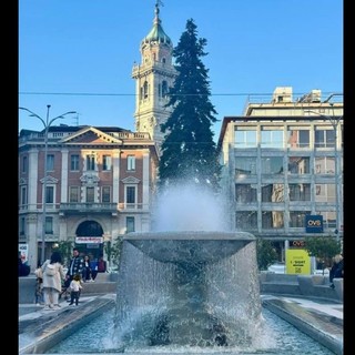 La riattivazione della fontana nella foto di Gianluca Bertoni