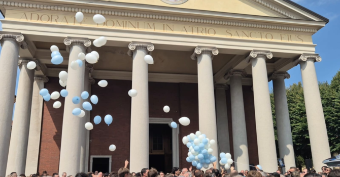 Fagnano, palloncini e musica per l'addio a “Simo”: «Hai saputo toccare il cuore di tutti» Fagnano, palloncini e musica per l'addio a “Simo”: «Hai saputo toccare il cuore di tutti»