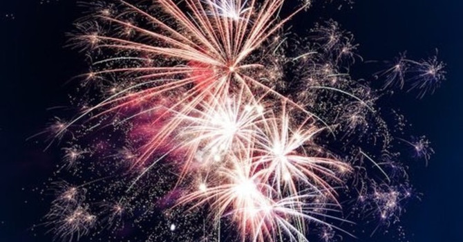 Lo spettacolo dei fuochi d'artificio è in programma sabato sera sul lago a Porto Valtravaglia Lo spettacolo dei fuochi d'artificio è in programma sabato sera sul lago a Porto Valtravaglia