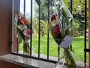 I fiori posti per nei pressi dell'abitazione di Teresa Stabile dopo l'omicidio