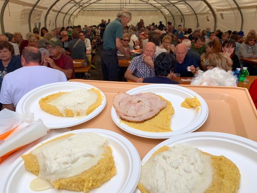 La polenta, regina alla Festa della Montagna organizzata dagli Alpini La polenta, regina alla Festa della Montagna organizzata dagli Alpini
