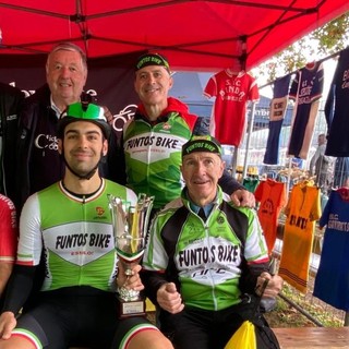 Il gruppo più numeroso al raduno cicloturistico di Gavirate è stato quello del team Funtos Bike di Verbania (foto Giordano Azzimonti)