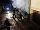 Incendio all'alba a Cairate: i vigili del fuoco portano in salvo una persona disabile