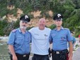L'appuntato scelto Fabio Latanza con i colleghi della stazione di San Felice Circeo al suo arrivo dopo la traversata L'appuntato scelto Fabio Latanza con i colleghi della stazione di San Felice Circeo al suo arrivo dopo la traversata