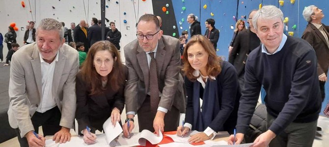 La firma del protocollo tra istituzioni questa mattina nella nuova palestra di arrampicata di San Fermo: da sinistra Giuseppe Carcano, dirigente dell’Ufficio Scolastico Territoriale, la preside dell’Istituto comprensivo Varese 1 Caterina Gioia, il preside del Liceo Scientifico Marco Zago, la rettrice dell'Insubria Maria Pierro  e  il sindaco Davide Galimberti