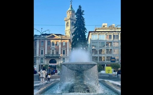 La riattivazione della fontana nella foto di Gianluca Bertoni