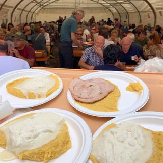 La polenta, regina alla Festa della Montagna organizzata dagli Alpini