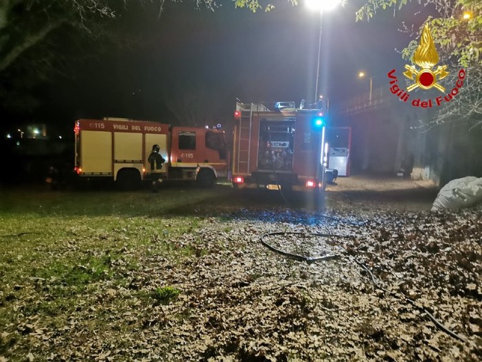 Laveno, fiamme nella notte: incendio in un deposito vicino al cavalcavia Boesio