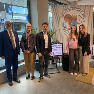 La presentazione della tre giorni di pattinaggio varesina a "Divani &amp; Divani by Natuzzi": da sinistra Paolo Tesini, Maria Donati, Matteo Cesarini, Ginevra e Giuditta Negrello