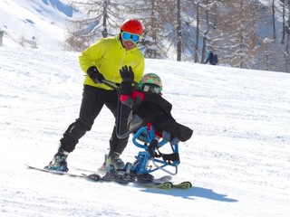 Papà Andrea scia con la sua Martina Papà Andrea scia con la sua Martina