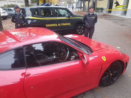 VIDEO. Trasforma artigianalmente la sua auto in una Ferrari: denunciato dalla Finanza