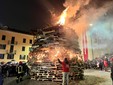 L'accensione della pira pochi istanti dopo le 21 in piazza della Motta