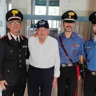 Carabiniere è per sempre: così l'Arma fa una sorpresa al signor Livio, 93 anni Carabiniere è per sempre: così l'Arma fa una sorpresa al signor Livio, 93 anni