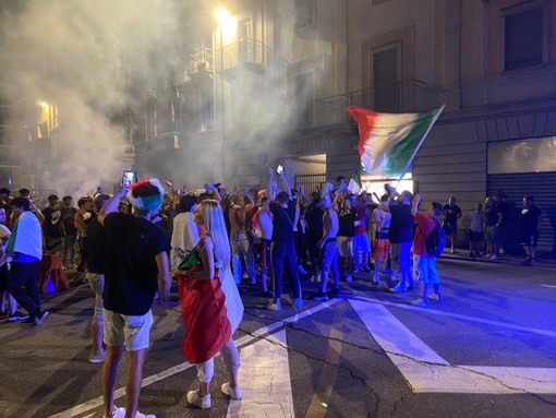 VIDEO - Varese impazzisce per l'Italia in finale. La nostra diretta dal centro