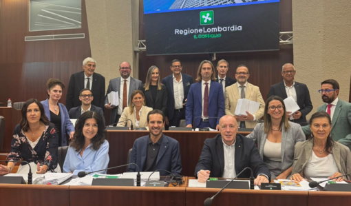 Il gruppo consiliare di Fratelli d'Italia e, sotto, il consigliere Romana Dell'Erba Il gruppo consiliare di Fratelli d'Italia e, sotto, il consigliere Romana Dell'Erba