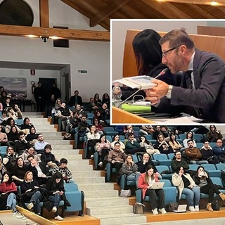 Genitori in sala consiliare nella serata dedicata alla Fondazione. Nel riquadro, il consigliere Gnocchi
