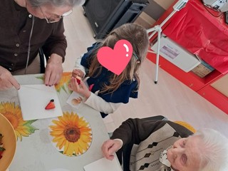 L'iniziativa di Gavirate "Adotta un nonno", protagonisti i bimbi della materna di Voltorre e gli ospiti della casa di riposo Bernacchi L'iniziativa di Gavirate "Adotta un nonno", protagonisti i bimbi della materna di Voltorre e gli ospiti della casa di riposo Bernacchi