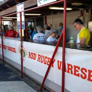 Inneggia a Mussolini dal palco della Festa del Rugby. La società biancorossa: «Offesa e mancanza di rispetto»