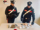 Cocaina e denaro in casa, cinquantaseienne in manette