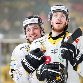 Dylan Ghiglione, che ha deciso gara 2 all'overtime, a fine partita con Franchini davanti al muro giallonero impazzito di gioia. Sotto nella prima foto in gallery il tiro decisivo (Foto Michele Del Re - FG)