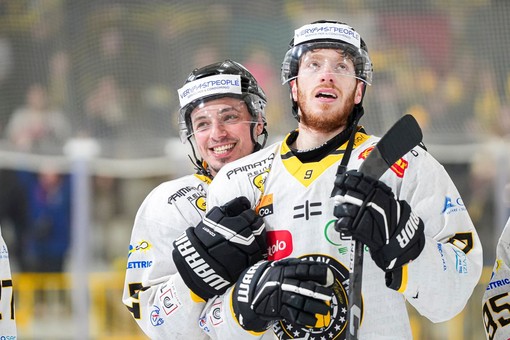Dylan Ghiglione, che ha deciso gara 2 all'overtime, a fine partita con Franchini davanti al muro giallonero impazzito di gioia. Sotto nella prima foto in gallery il tiro decisivo (Foto Michele Del Re - FG)