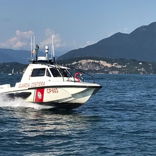 Catamarano si capovolge sul lago Maggiore: diportista salvato dalla motovedetta della Guardia Costiera