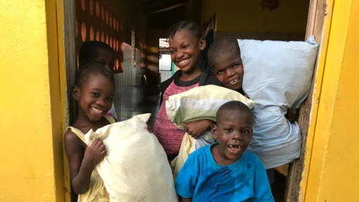 Haiti, l'unica battaglia buona: quella delle cuscinate tra i bimbi. Ma poi arriva un ragazzo ferito da una pallottola