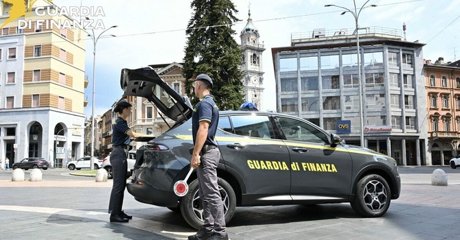 Guardia di Finanza, super controlli di Ferragosto: scoperti in provincia di Varese cinque lavoratori in nero e quattro irregolari Guardia di Finanza, super controlli di Ferragosto: scoperti in provincia di Varese cinque lavoratori in nero e quattro irregolari
