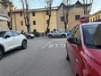 Via Don Gianotti è l'unica strada laterale di via Orazio a doppio senso. E con doppio parcheggio