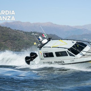 Barca in fiamme sul lago Maggiore, turisti e skipper salvati dalla motovedetta della Guardia di Finanza