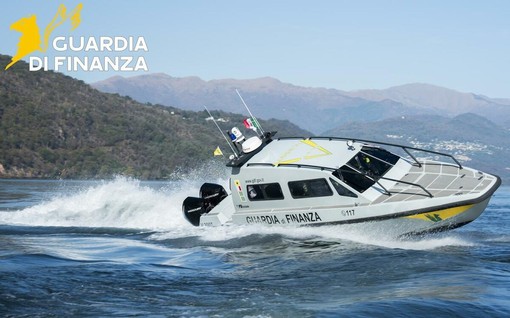 Barca in fiamme sul lago Maggiore, turisti e skipper salvati dalla motovedetta della Guardia di Finanza Barca in fiamme sul lago Maggiore, turisti e skipper salvati dalla motovedetta della Guardia di Finanza